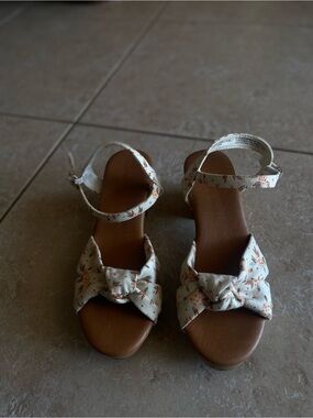 Floral Bow Ankle-Strap Sandals in Cream and Brown